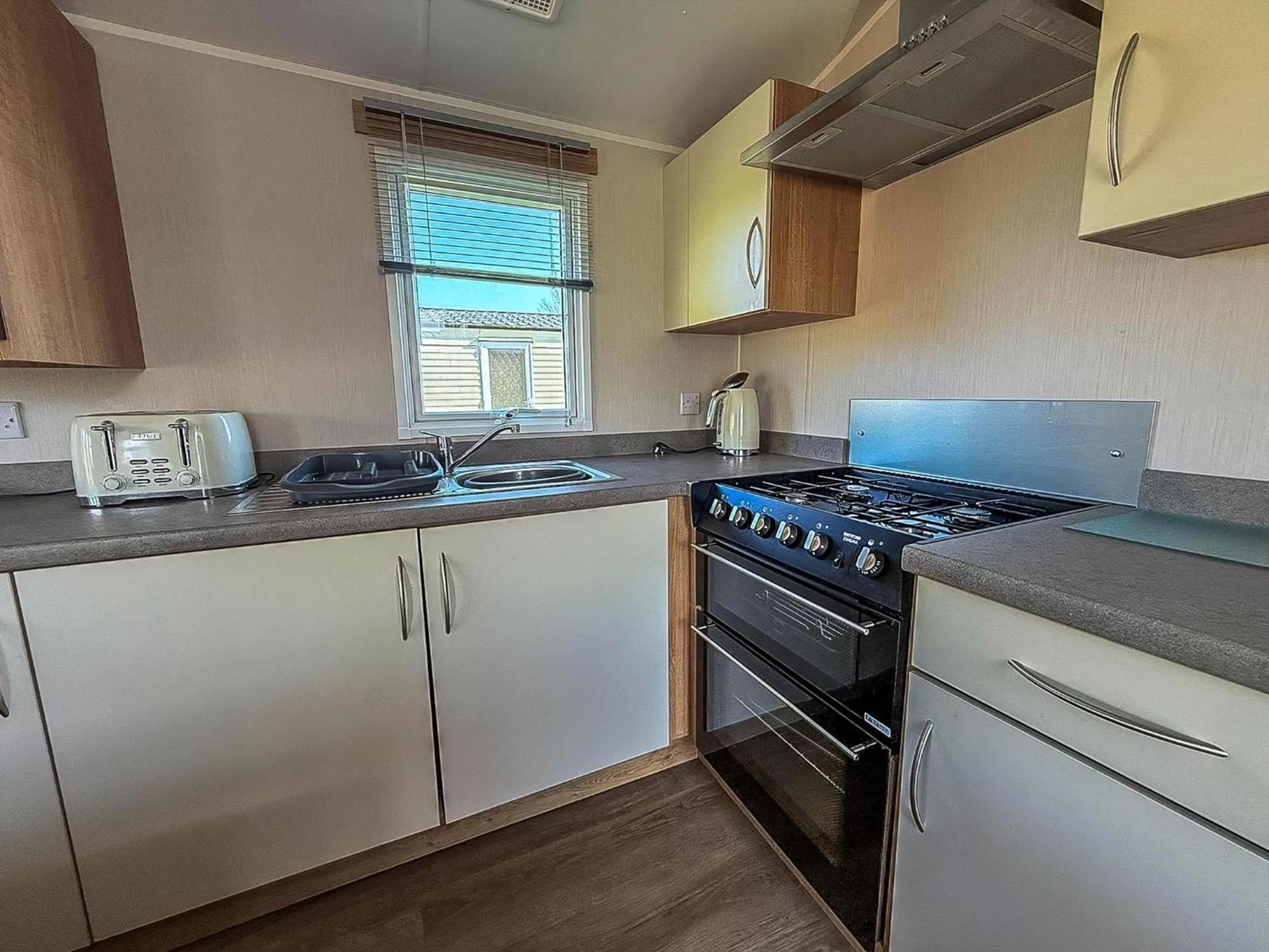Lovely 8 Berth Caravan In Southview Holiday Park, Ref 33042Tc สเกคเนส ภายนอก รูปภาพ