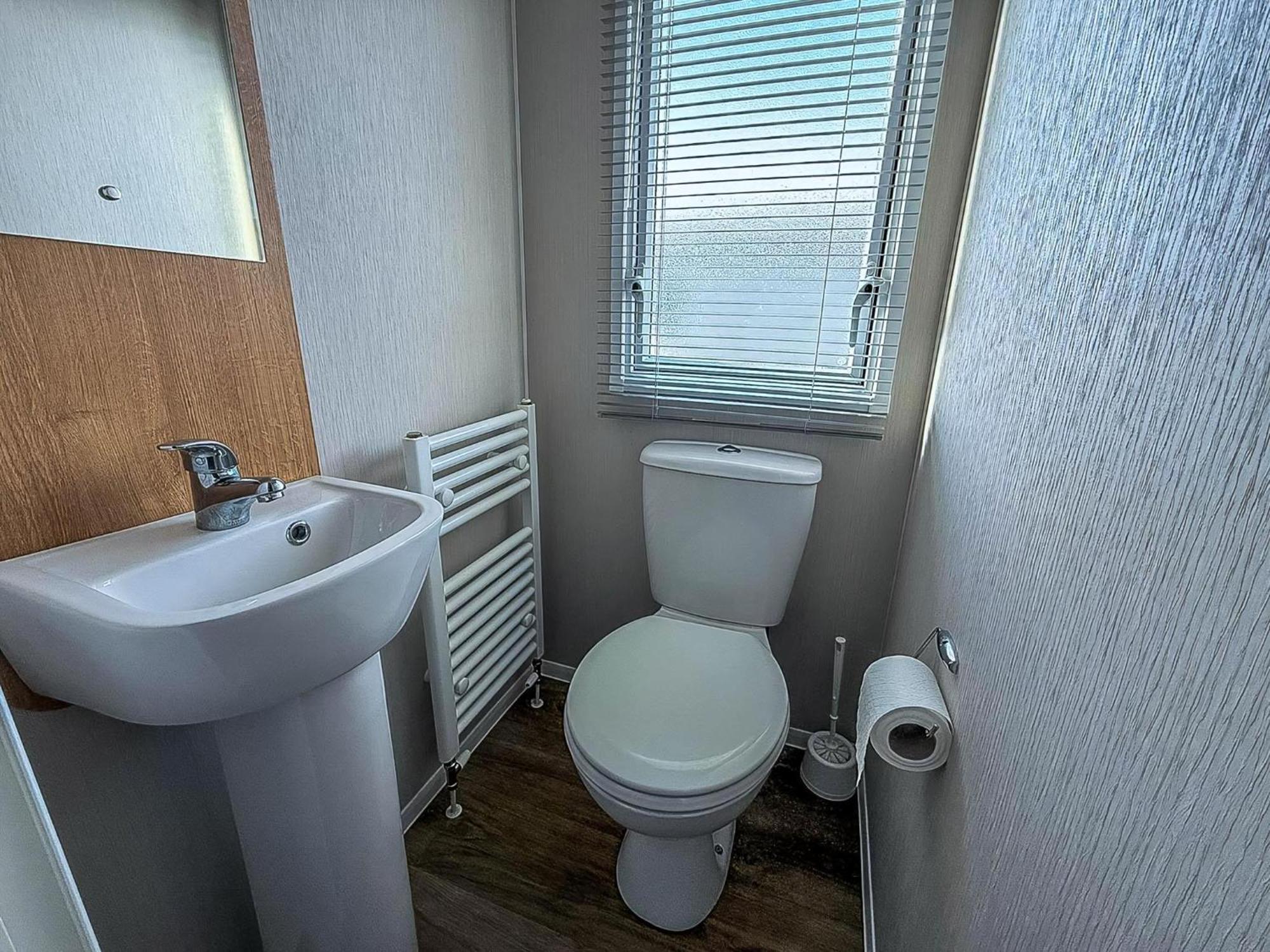 Lovely 8 Berth Caravan In Southview Holiday Park, Ref 33042Tc สเกคเนส ภายนอก รูปภาพ