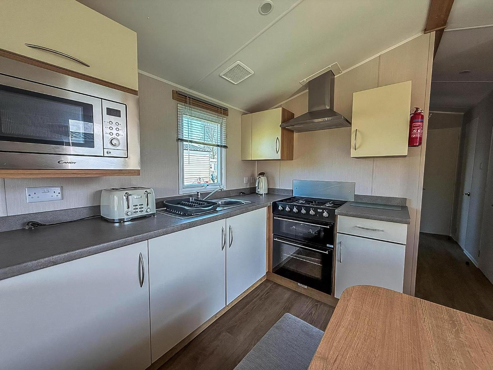 Lovely 8 Berth Caravan In Southview Holiday Park, Ref 33042Tc สเกคเนส ภายนอก รูปภาพ