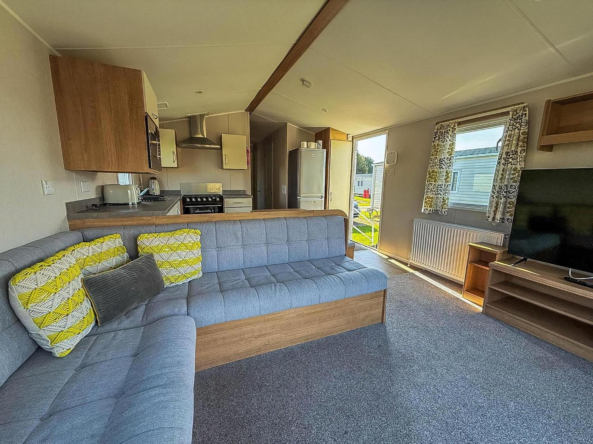 Lovely 8 Berth Caravan In Southview Holiday Park, Ref 33042Tc สเกคเนส ภายนอก รูปภาพ